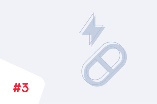 Illustration eines Blitzsymbols über einer Kapsel bzw. Tablette, dargestellt in hellem Blaugrau auf hellgrauem Hintergrund. Nummer 3 in Rot unten links.