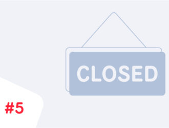 Illustration eines hängenden Schildes mit der Aufschrift „CLOSED", in hellem Blaugrau auf hellgrauem Hintergrund. Nummer 5 als Nummerierung des Beitrags in Rot unten links.