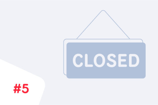 Illustration eines hängenden Schildes mit der Aufschrift „CLOSED", in hellem Blaugrau auf hellgrauem Hintergrund. Nummer 5 als Nummerierung des Beitrags in Rot unten links.