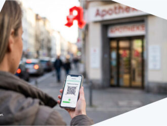 Eine Frau steht vor einer Apotheke und hält ein Smartphone mit einem QR-Code in der Hand, mit einem digitalen Rezept.