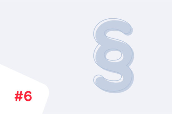Illustration eines Paragraphenzeichens in hellem Blaugrau auf hellgrauem Hintergrund – Symbol für Recht oder Gesetz. Nummer 6 in Rot unten links.
